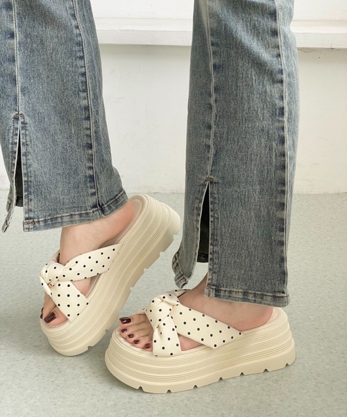 Shoes in Closet（シューズインクローゼット）の「【完売カラー再入荷】+6.0㎝ 軽量 厚底 クロスリボン ドット柄 サンダル 845（サンダル・レディース・アイボリー/イエロー/ピンク/ブラック・L/LL/M/S）」の12枚目の写真