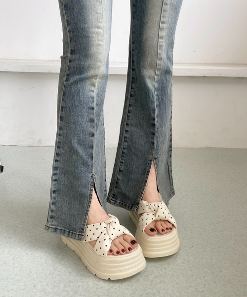 Shoes in Closet（シューズインクローゼット）の「【完売カラー再入荷】+6.0㎝ 軽量 厚底 クロスリボン ドット柄 サンダル 845（サンダル・レディース・アイボリー/イエロー/ピンク/ブラック・L/LL/M/S）」の5枚目の写真