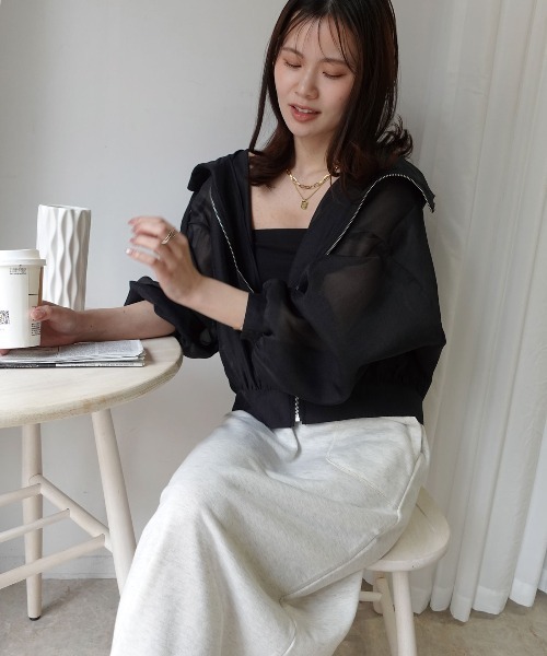 CORNERS（コーナーズ）の「シアーボリュームスリーブマウンテンパーカー（ブルゾン・レディース・グレイッシュベージュ/ブラック/アイボリー・M）」の4枚目の写真