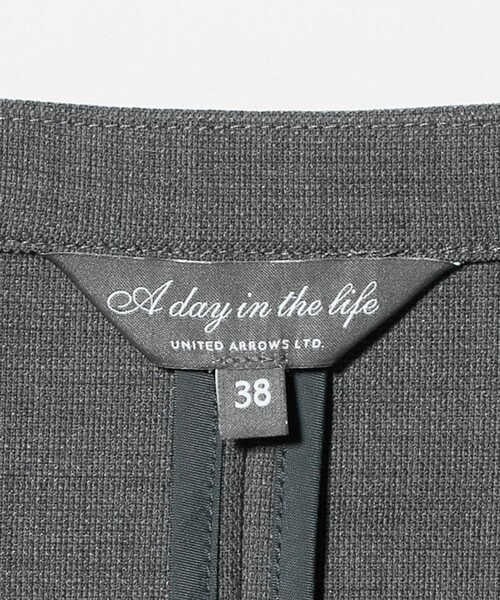 A DAY IN THE LIFE UNITED ARROWS(アデイインザライフユナイテッドアローズ)の「リネンライクドビー Vネックジャケット ‐セットアップ対応・マシンウォッシャブル‐<A DAY IN THE LIFE>(テーラードジャケット・レディース・ベージュ/ネイビー/モカ/グレー系・38/36/40)」の8枚目の写真