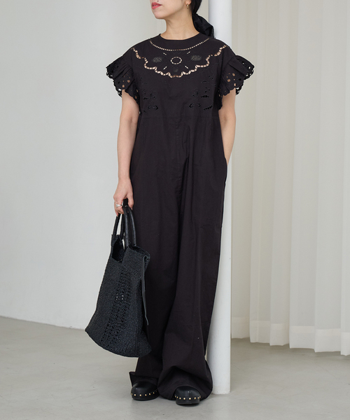 IENA LA BOUCLE（イエナラブークル）の「IENA LA BOUCLE カットワークオールインワン（つなぎ/オールインワン・レディース・ブラック・38/36）」の2枚目の写真