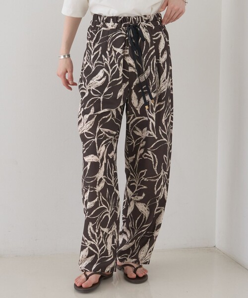 Rouge vif Anna（ルージュヴィフアンナ）の「リーフプリントルーズテーパードパンツ/ウエストゴム/ポケット付き/夏服（その他パンツ・レディース・ブラウン系その他/ベージュ系その他・36/38）」の2枚目の写真