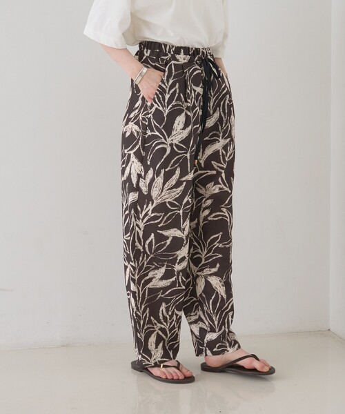 Rouge vif Anna（ルージュヴィフアンナ）の「リーフプリントルーズテーパードパンツ/ウエストゴム/ポケット付き/夏服（その他パンツ・レディース・ブラウン系その他/ベージュ系その他・36/38）」の5枚目の写真