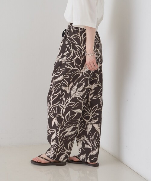 Rouge vif Anna（ルージュヴィフアンナ）の「リーフプリントルーズテーパードパンツ/ウエストゴム/ポケット付き/夏服（その他パンツ・レディース・ブラウン系その他/ベージュ系その他・36/38）」の3枚目の写真
