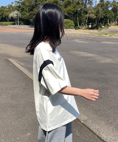 CRB(シーアールビー)の「袖配色ロゴビッグTシャツ(Tシャツ/カットソー・レディース・ベージュ/オフホワイト/ブラック・F)」の8枚目の写真