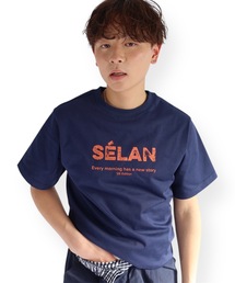 SELAN（セラン）の「【ユニセックス】缶バッチ付きSELANロゴプリントTシャツ/タイトフィット（Tシャツ/カットソー）」