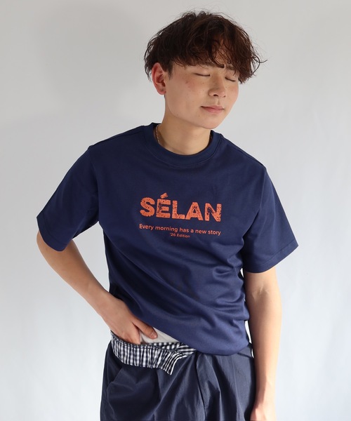 SELAN(セラン)の「【ユニセックス】缶バッチ付きSELANロゴプリントTシャツ/タイトフィット(Tシャツ/カットソー・メンズ・バーガンディー/ホワイト/グレー/ブラック/ネイビー・LARGE/MEDIUM)」の4枚目の写真