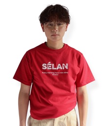 SELAN（セラン）の「【ユニセックス】缶バッチ付きSELANロゴプリントTシャツ/タイトフィット（Tシャツ/カットソー）」