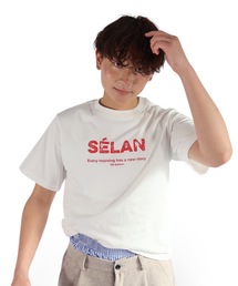 SELAN（セラン）の「【ユニセックス】缶バッチ付きSELANロゴプリントTシャツ/タイトフィット（Tシャツ/カットソー）」