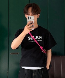 SELAN | 【ユニセックス】缶バッチ付きSELANロゴプリントTシャツ/タイトフィット(Tシャツ/カットソー)
