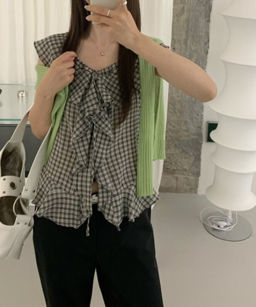 AMAJI(アマジ)の「ラウンドネック ノースリーブ フリル フロントリボン チェック柄 トップス(Tシャツ/カットソー・レディース・グレー・LARGE/MEDIUM/SMALL)」の2枚目の写真