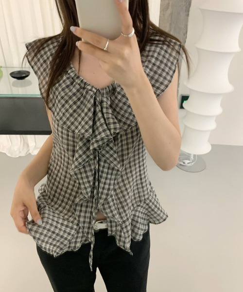 AMAJI(アマジ)の「ラウンドネック ノースリーブ フリル フロントリボン チェック柄 トップス(Tシャツ/カットソー・レディース・グレー・LARGE/MEDIUM/SMALL)」の3枚目の写真