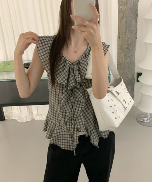 AMAJI(アマジ)の「ラウンドネック ノースリーブ フリル フロントリボン チェック柄 トップス(Tシャツ/カットソー・レディース・グレー・LARGE/MEDIUM/SMALL)」の4枚目の写真