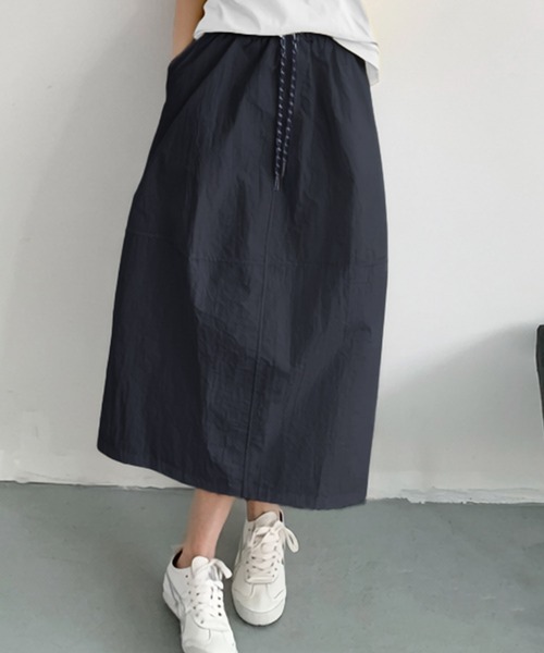 LOWO(ロワ)の「ナイロンセミコクーンシルエットミモレ丈スカート(ウエストゴム)(スカート・レディース・ネイビー/ブラック/グレー/オフホワイト・FREE)」の4枚目の写真