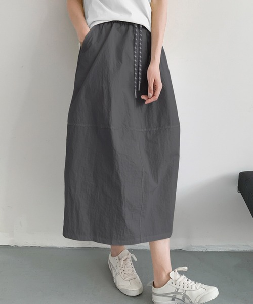 LOWO(ロワ)の「ナイロンセミコクーンシルエットミモレ丈スカート(ウエストゴム)(スカート・レディース・ネイビー/ブラック/グレー/オフホワイト・FREE)」の1枚目の写真