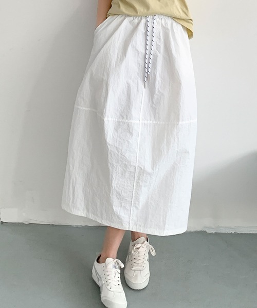 LOWO(ロワ)の「ナイロンセミコクーンシルエットミモレ丈スカート(ウエストゴム)(スカート・レディース・ネイビー/ブラック/グレー/オフホワイト・FREE)」の2枚目の写真