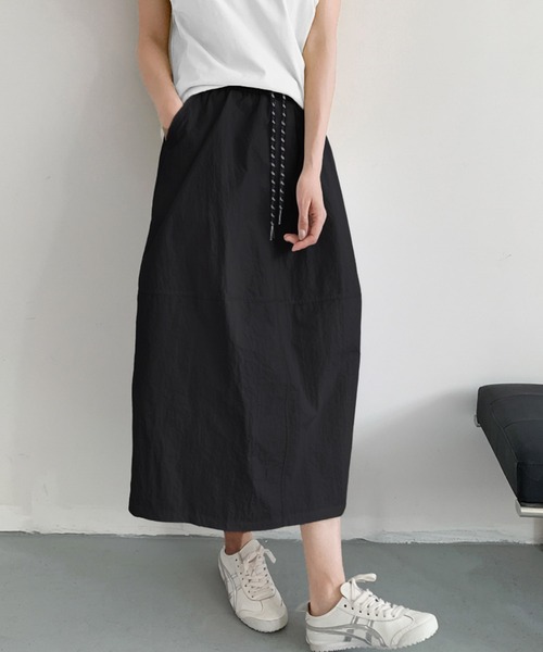 LOWO(ロワ)の「ナイロンセミコクーンシルエットミモレ丈スカート(ウエストゴム)(スカート・レディース・ネイビー/ブラック/グレー/オフホワイト・FREE)」の11枚目の写真