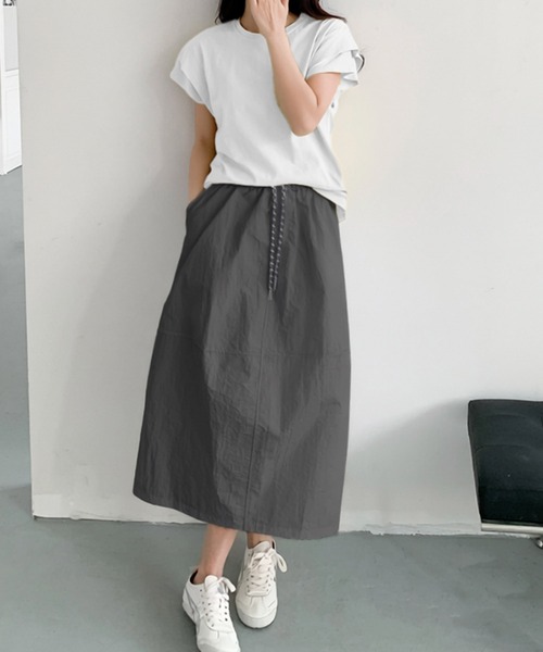 LOWO(ロワ)の「ナイロンセミコクーンシルエットミモレ丈スカート(ウエストゴム)(スカート・レディース・ネイビー/ブラック/グレー/オフホワイト・FREE)」の13枚目の写真