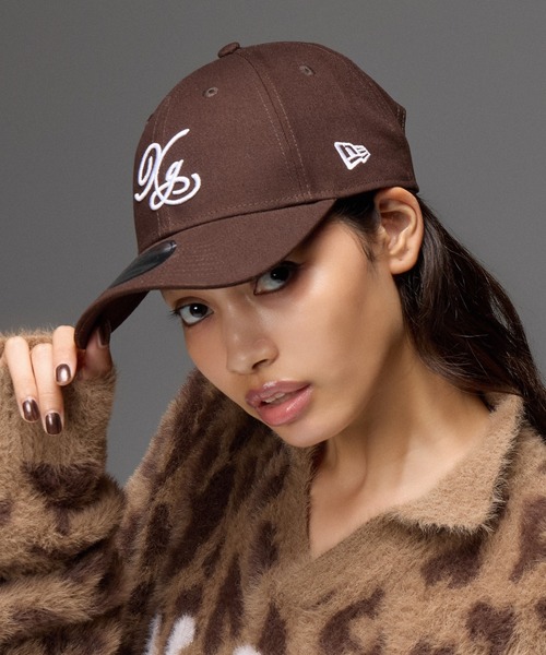 X-girl(エックスガール)の「X-girl x NEW ERA (R) 9FORTY TM EMBROIDERED XG LOGO CAP(キャップ・レディース・ブラウン/ブラック/ベージュ・ONE SIZE)」の1枚目の写真