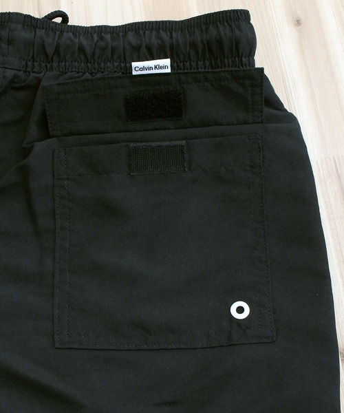 Calvin Klein（カルバン・クライン）の「CK モノグラムロゴ サーフパンツ スイムボードショーツ（水着・メンズ・ホワイト/ブラック/レッド・M/S/XL/L）」の18枚目の写真