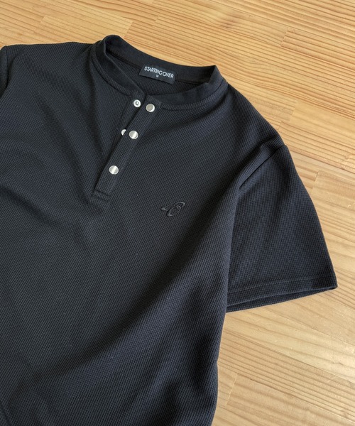 Starting Over(スターティングオーバー)の「短丈スナップヘンリーワッフル半袖Tシャツ / ショートレングス サーマル ヘンリーネック Tシャツ【ユニセックス】(Tシャツ/カットソー・メンズ・オフホワイト/カーキ/チャコールグレー/ブラック・M/L)」の21枚目の写真