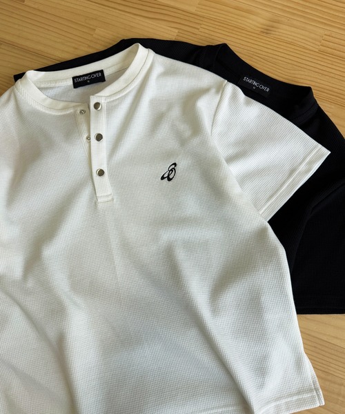 Starting Over(スターティングオーバー)の「短丈スナップヘンリーワッフル半袖Tシャツ / ショートレングス サーマル ヘンリーネック Tシャツ【ユニセックス】(Tシャツ/カットソー・メンズ・オフホワイト/カーキ/チャコールグレー/ブラック・M/L)」の19枚目の写真