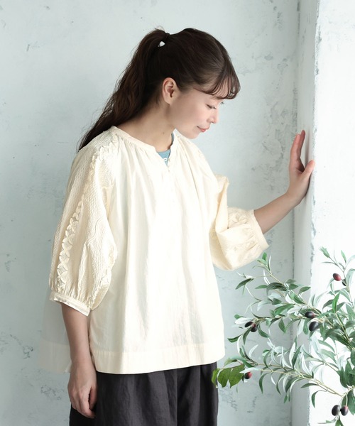 soulberry(ソウルベリー)の「クチナシの刺繍ブラウス(シャツ/ブラウス・レディース・キナリ・5L/4L/3L/LL/L/M)」の1枚目の写真