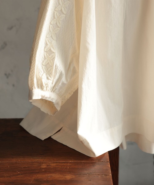 soulberry(ソウルベリー)の「クチナシの刺繍ブラウス(シャツ/ブラウス・レディース・キナリ・5L/4L/3L/LL/L/M)」の3枚目の写真