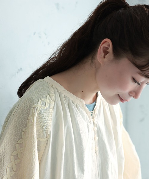 soulberry(ソウルベリー)の「クチナシの刺繍ブラウス(シャツ/ブラウス・レディース・キナリ・5L/4L/3L/LL/L/M)」の18枚目の写真