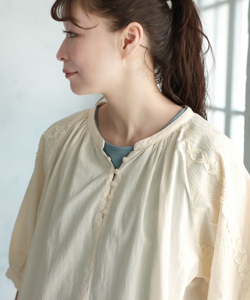 soulberry(ソウルベリー)の「クチナシの刺繍ブラウス(シャツ/ブラウス・レディース・キナリ・5L/4L/3L/LL/L/M)」の15枚目の写真