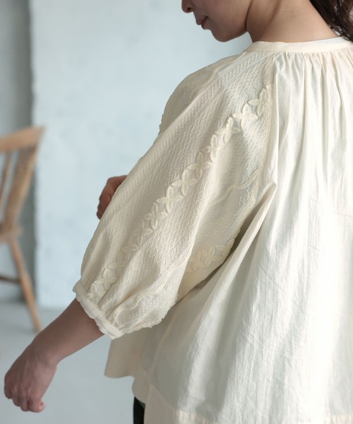 soulberry(ソウルベリー)の「クチナシの刺繍ブラウス(シャツ/ブラウス・レディース・キナリ・5L/4L/3L/LL/L/M)」の11枚目の写真