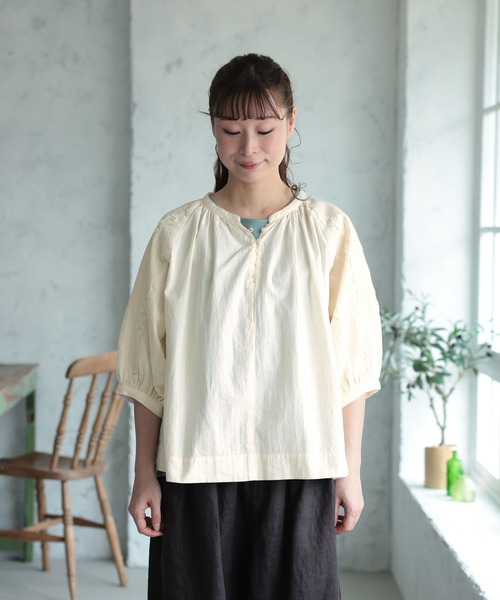 soulberry(ソウルベリー)の「クチナシの刺繍ブラウス(シャツ/ブラウス・レディース・キナリ・5L/4L/3L/LL/L/M)」の8枚目の写真