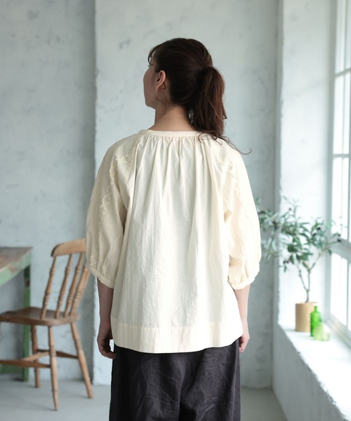 soulberry(ソウルベリー)の「クチナシの刺繍ブラウス(シャツ/ブラウス・レディース・キナリ・5L/4L/3L/LL/L/M)」の6枚目の写真