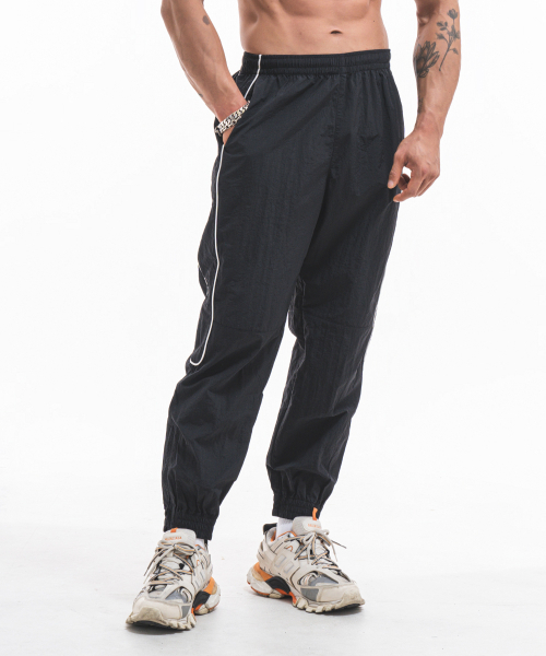 PHYSICAL GARMENTS（フィジカルガーメンツ）の「P2452 パイピングウインドブレーカージョガーパンツ [ブラック]（スウェットパンツ・メンズ・その他・MEDIUM/LARGE/X-LARGE/XX-LARGE）」の2枚目の写真