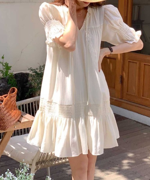 AMAJI(アマジ)の「Vネック ギャザー ワンピース(ワンピース・レディース・ベージュ/ブラック・FREE)」の1枚目の写真