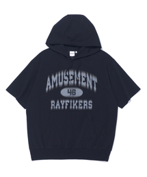 RAYFIKERS（レイフィカース）の「アミューズメントタイピングフードショートスリーブ MQ7TU442_BLACK（Tシャツ/カットソー）」