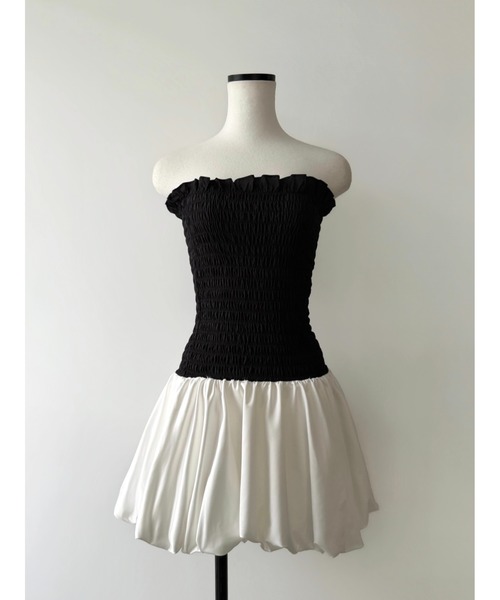 AMOMMA(アモマ)の「CLOUD SHIRRING MINI DRESS(ワンピース・レディース・ホワイト×ブラウン/ホワイト×ブラック・FREE)」の2枚目の写真