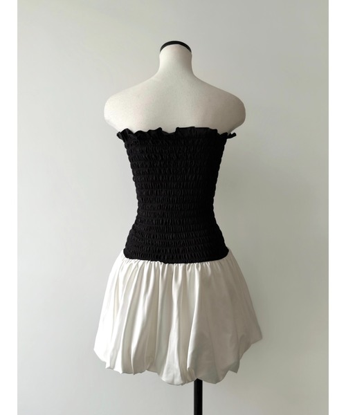 AMOMMA(アモマ)の「CLOUD SHIRRING MINI DRESS(ワンピース・レディース・ホワイト×ブラウン/ホワイト×ブラック・FREE)」の18枚目の写真