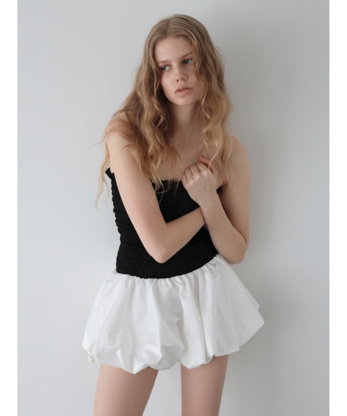 AMOMMA(アモマ)の「CLOUD SHIRRING MINI DRESS(ワンピース・レディース・ホワイト×ブラウン/ホワイト×ブラック・FREE)」の5枚目の写真