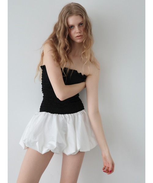 AMOMMA(アモマ)の「CLOUD SHIRRING MINI DRESS(ワンピース・レディース・ホワイト×ブラウン/ホワイト×ブラック・FREE)」の4枚目の写真