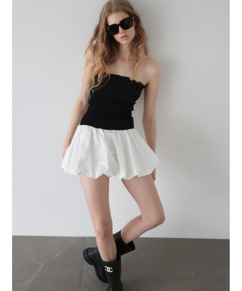 AMOMMA(アモマ)の「CLOUD SHIRRING MINI DRESS(ワンピース・レディース・ホワイト×ブラウン/ホワイト×ブラック・FREE)」の9枚目の写真