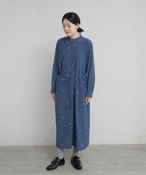 Blanc Bleu Minuit(ブランブルーミニュイ)の「フレンチカンカンプリント スタンドネックワンピース(ワンピース・レディース・ブルーグレー・FREE)」の2枚目の写真