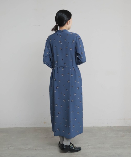 Blanc Bleu Minuit(ブランブルーミニュイ)の「フレンチカンカンプリント スタンドネックワンピース(ワンピース・レディース・ブルーグレー・FREE)」の5枚目の写真