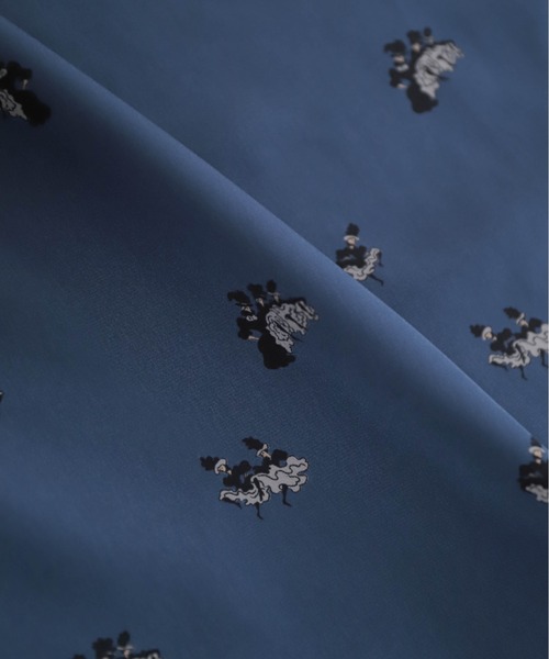 Blanc Bleu Minuit(ブランブルーミニュイ)の「フレンチカンカンプリント スタンドネックワンピース(ワンピース・レディース・ブルーグレー・FREE)」の17枚目の写真