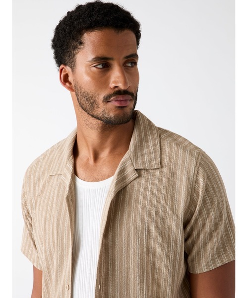 Guess(ゲス)の「RESORT Textured Shirt シャツ 半袖(シャツ/ブラウス・メンズ・ベージュ・X-LARGE/LARGE/MEDIUM/SMALL/XX-LARGE)」の2枚目の写真