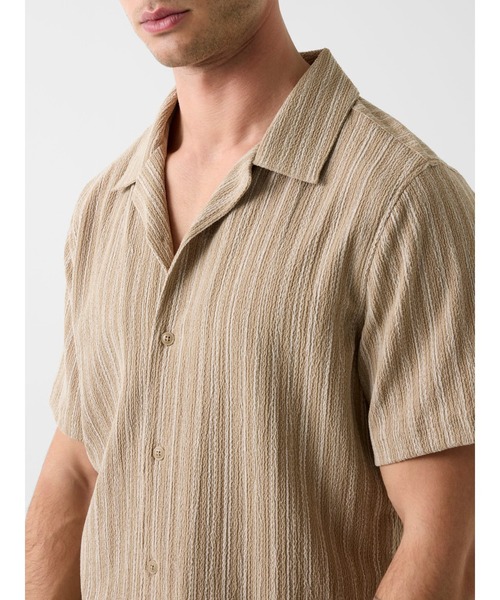 Guess(ゲス)の「RESORT Textured Shirt シャツ 半袖(シャツ/ブラウス・メンズ・ベージュ・X-LARGE/LARGE/MEDIUM/SMALL/XX-LARGE)」の3枚目の写真