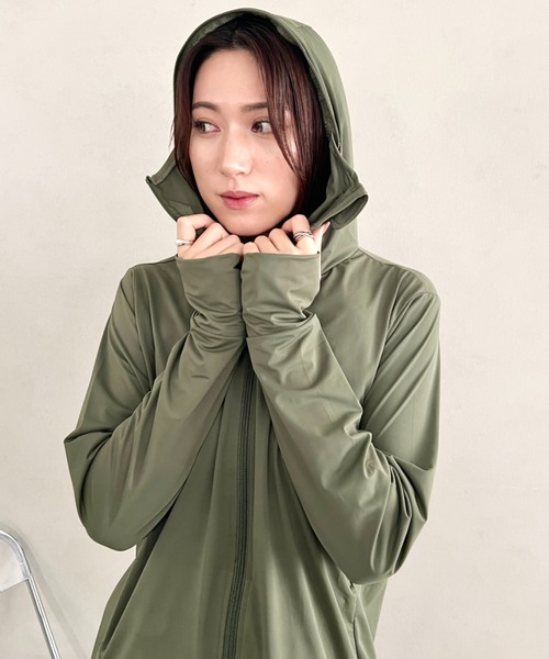 wears(ウェアーズ)の「【UVカット】 指穴付き 着脱可能つば付きハイネック 軽量ラッシュガード(パーカー・レディース・ブルー/ブラック/グレー/ホワイト/ライトピンク/ベージュ/カーキ・FREE)」の8枚目の写真