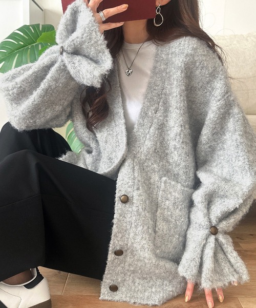 classicalelf(クラシカルエルフ)の「袖まで可愛い、ゆるっと愛されシルエット。キャンディスリーブ袖ボタンブークレーカーディガン(カーディガン/ボレロ・レディース・モカ/アイボリー/チャコール/ライトグレー・X-LARGE/SMALL/MEDIUM/LARGE)」の2枚目の写真