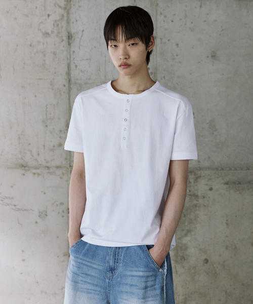 P.IN.O（ピインオ）の「コットンレイヤードヘンリーネックショートスリーブ - ホワイト（Tシャツ/カットソー・メンズ・その他・MEDIUM/LARGE）」の2枚目の写真