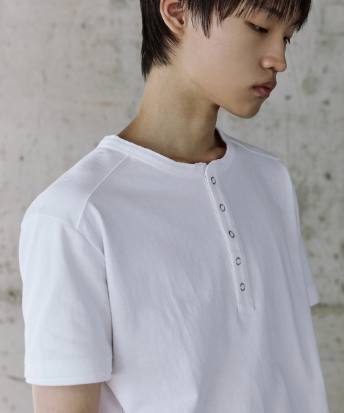 P.IN.O（ピインオ）の「コットンレイヤードヘンリーネックショートスリーブ - ホワイト（Tシャツ/カットソー・メンズ・その他・MEDIUM/LARGE）」の3枚目の写真